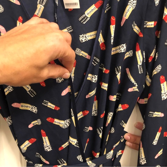 NWT New Bebe Denise Rufffled Navy Blue Wrap Dress Lipstick Print Sz  10 - Picture 12 of 16